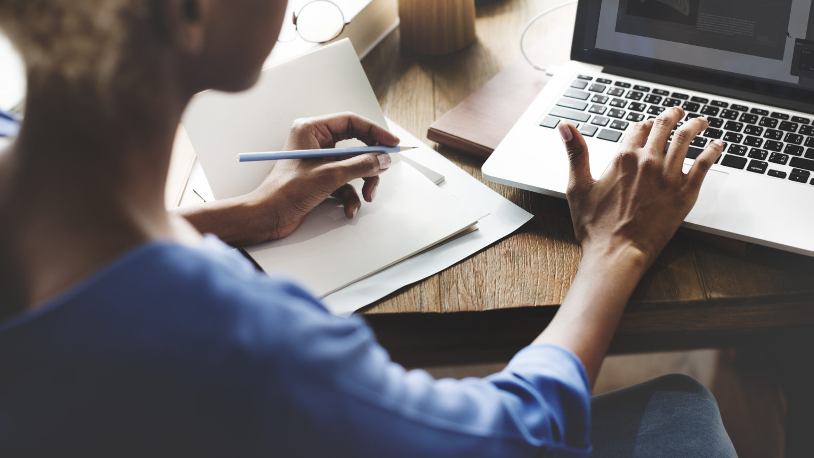 Woman-taking-notes-1600x900