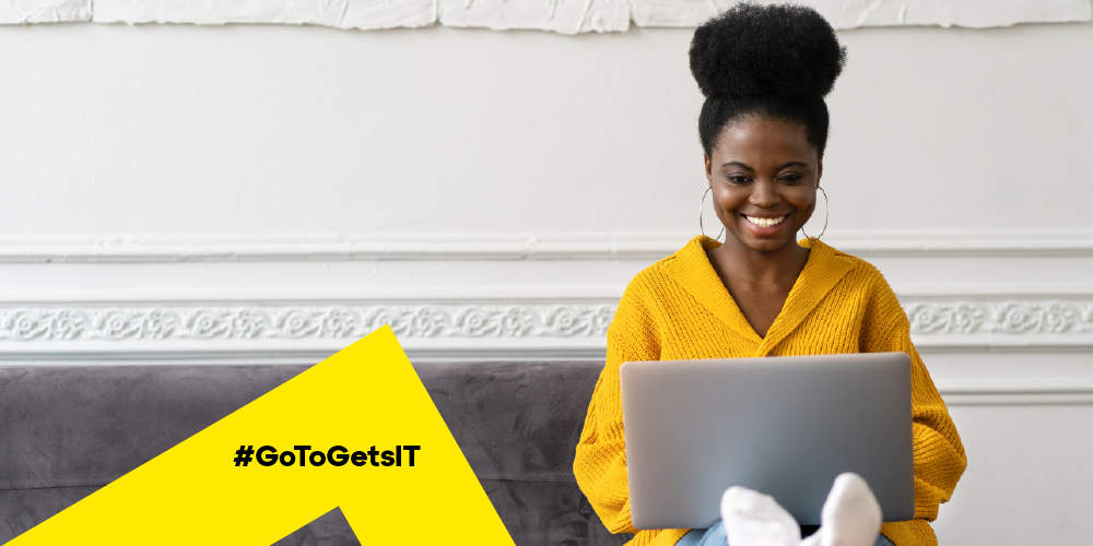 Vrouw die met haar benen omhoog werkt op haar laptop en profiteert van een lager CPU-gebruik.