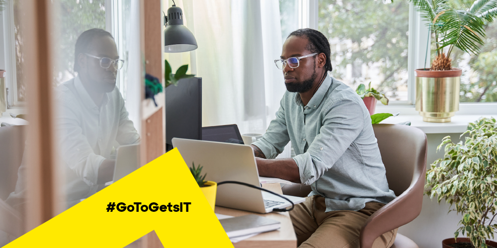 Homem trabalhando remotamente usando um software de desktop remoto para reiniciar o computador à distância