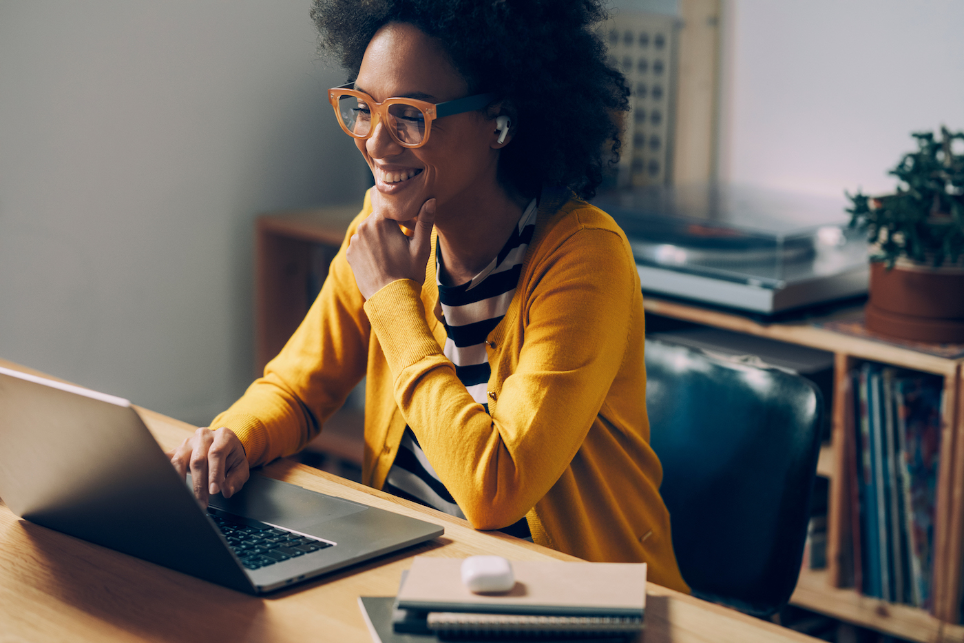 Femme télétravaillant sur un ordinateur portable et recevant une assistance technique de la part d'un service d'helpdesk ou de service desk
