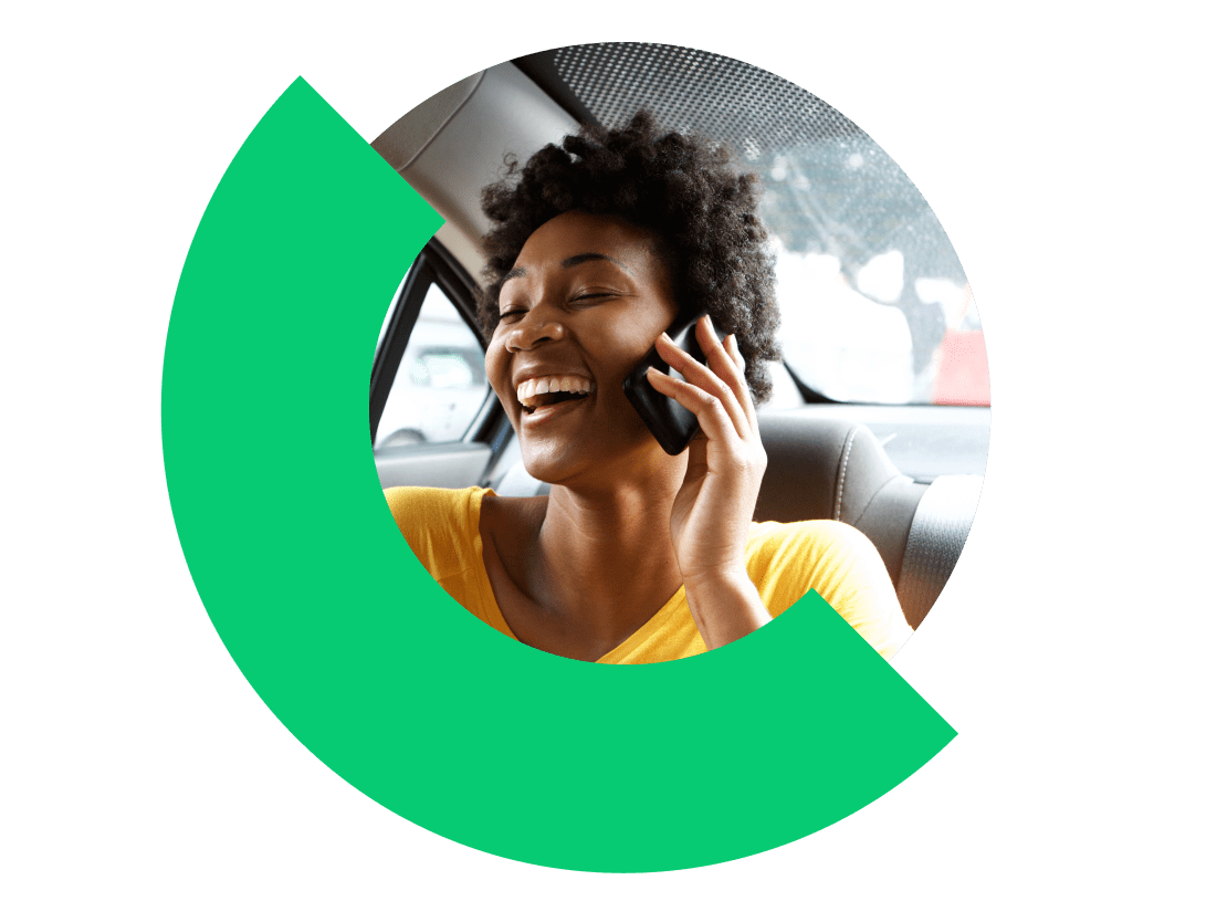 Représentante d'une concession automobile qui utilise GoTo Connect pour effectuer le suivi client.