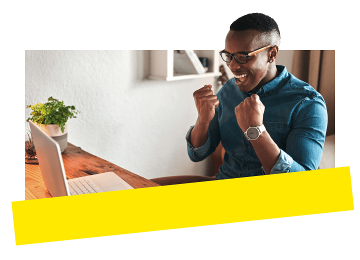 Professional die blij is met de snelle en makkelijke installatie van de zakelijke telefoon van GoTo Connect.