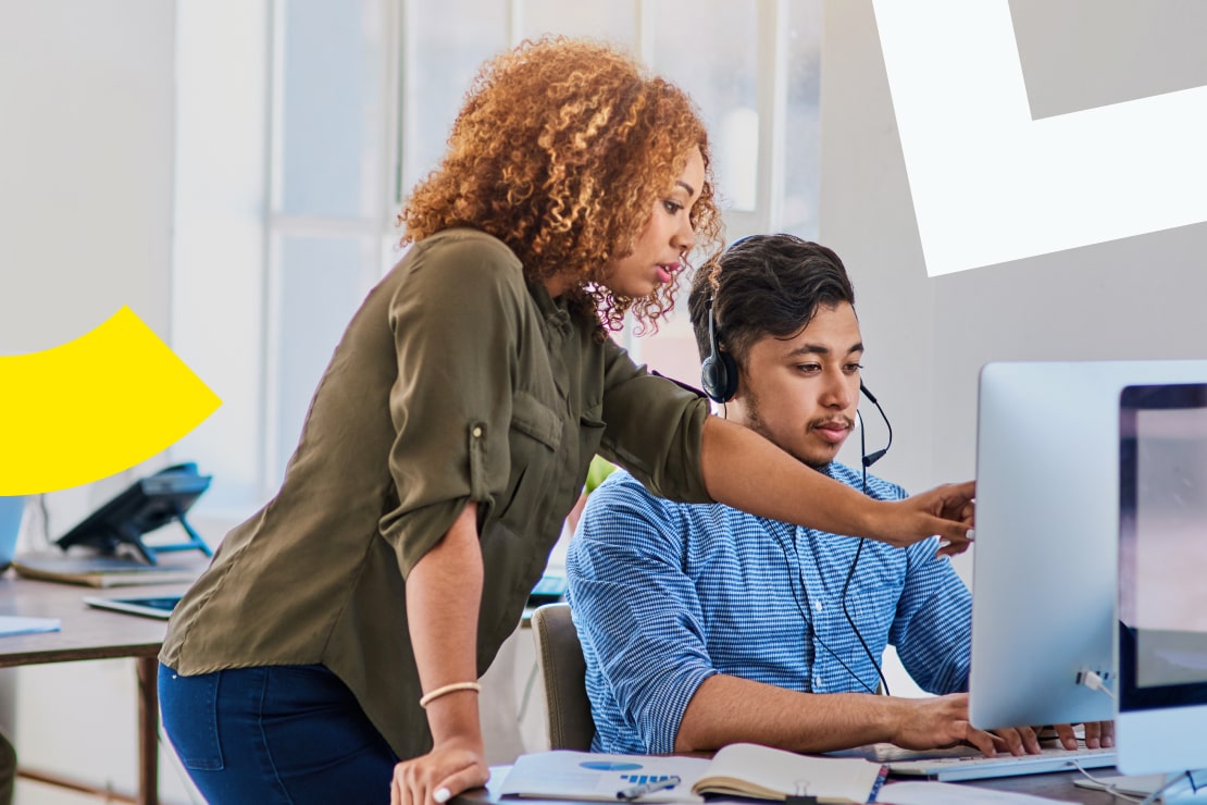 Il coaching dei manager e la formazione degli agenti con il software di gestione della qualità AI, con il personale che indossa le cuffie e lavora alle postazioni di lavoro.