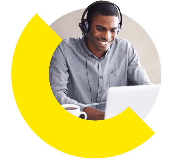 Een medewerker die GoTo Contact op zijn laptop gebruikt.