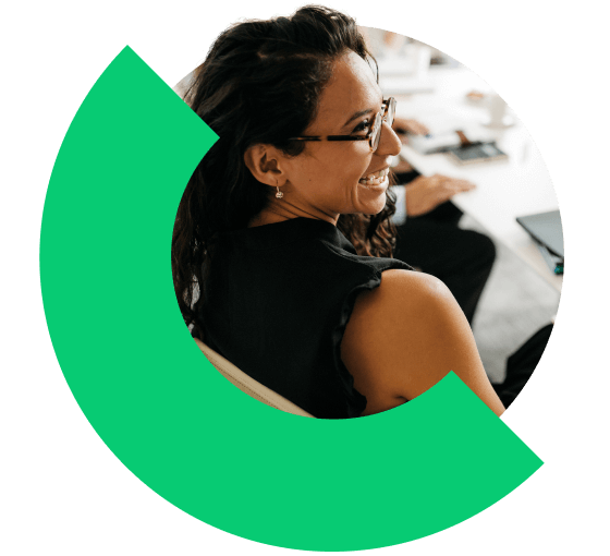 Un responsabile che sorride durante una riunione.