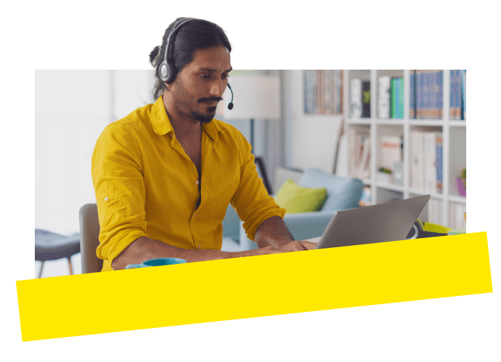 Professionista che utilizza il sistema telefonico unificato di GoTo Connect sul proprio computer mentre lavora da casa.