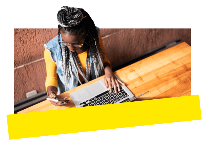 Giovane professionista che utilizza GoTo Connect per esperienze multicanale su dispositivi e piattaforme.