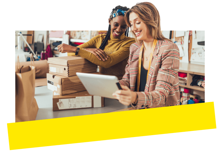 Titolare di un'azienda che esamina i dati di un cliente su tablet insieme a un collega utilizzando GoTo Connect Customer Engagement.