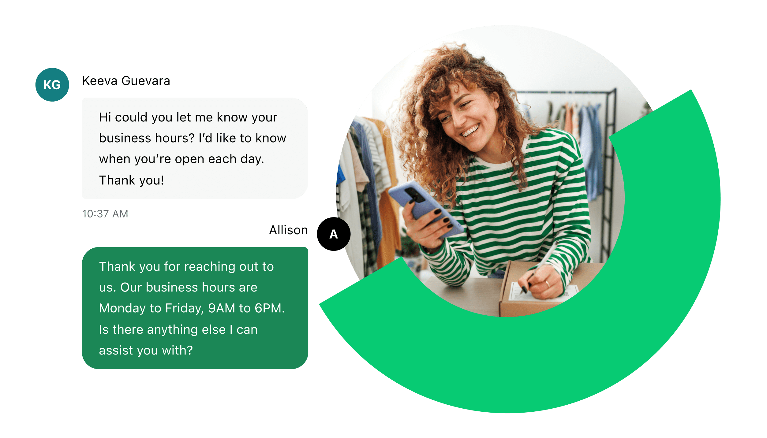 Een zakelijke medewerker glimlacht, houdt een mobiel vast en gebruikt GoTo Connect, zakelijke sms-berichten, voor interactie met klanten.