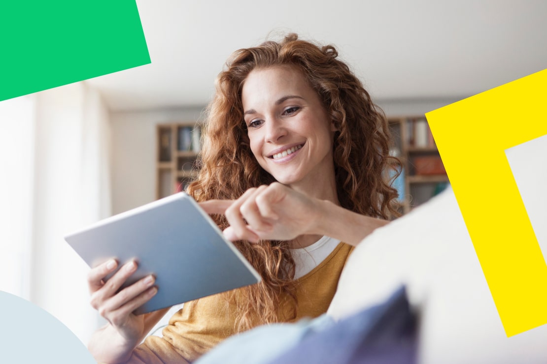 Una donna che sorride al suo dispositivo, soddisfatta dei riepiloghi e delle trascrizioni generate dall’IA per risparmiare tempo e rimanere concentrati sul cliente.