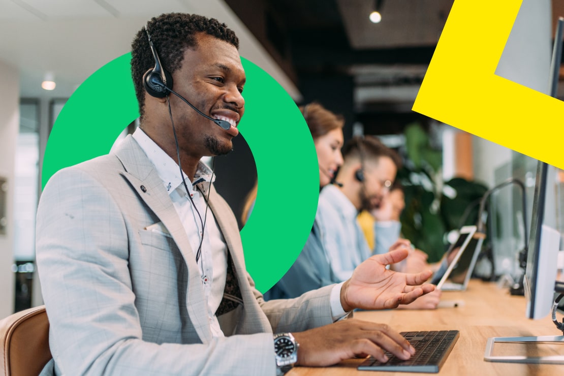 Un rappresentante del servizio clienti con le cuffie che interagisce con un cliente utilizzando i dati CRM sincronizzati.