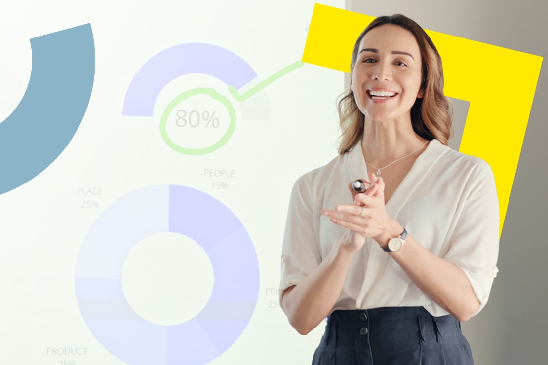 Un dipendente che condivide felicemente i dati delle chiamate integrate con GoTo Connect e le informazioni del CRM per migliorare il servizio clienti.