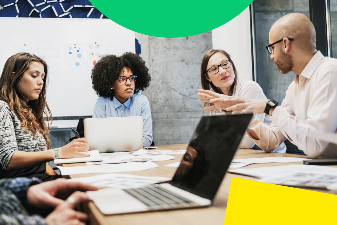 Een groep medewerkers die discussiëren en samenwerken op basis van nauwkeurige, gesynchroniseerde klantgegevens om bedrijfsprocessen te stroomlijnen en resultaten te verbeteren.