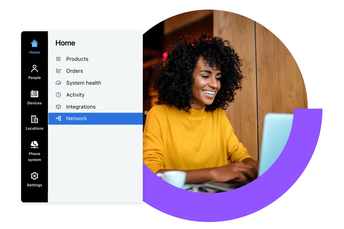 Une femme utilise la console GoTo Admin dans le cadre de son essai gratuit GoTo Resolve.