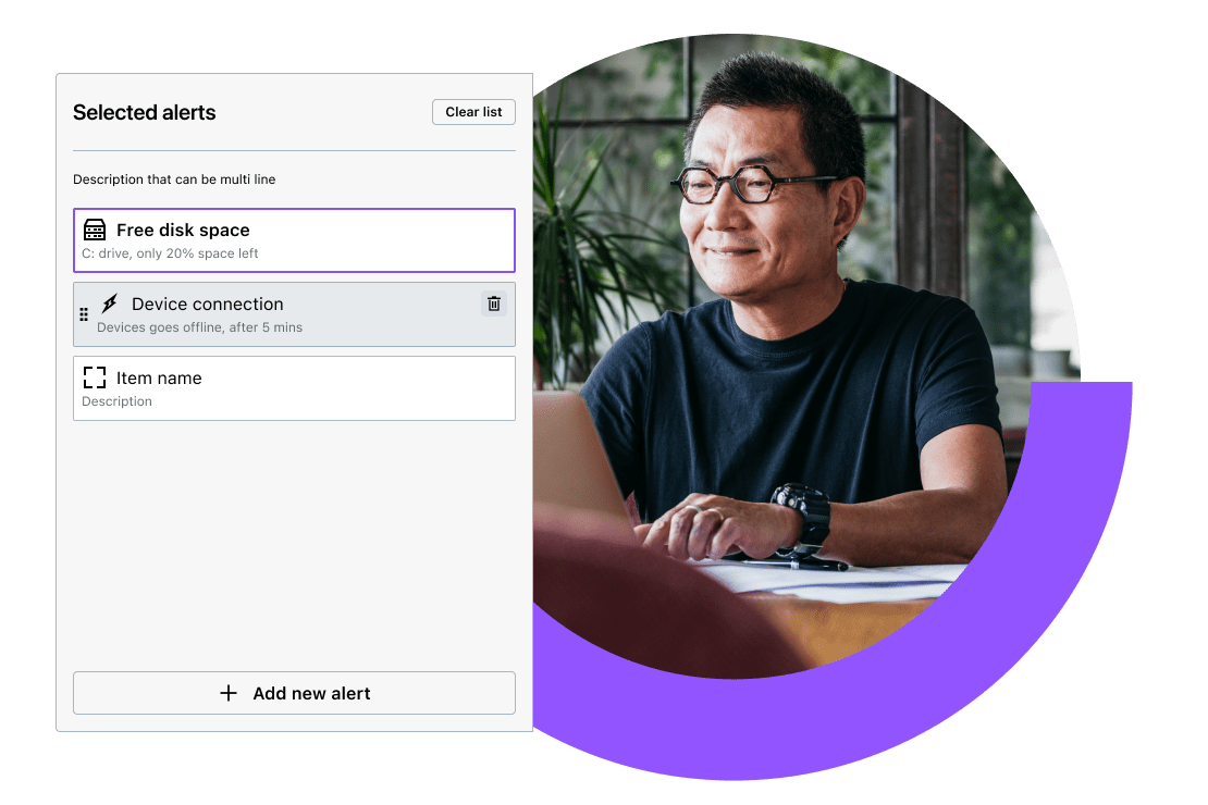 Un homme qui utilise le logiciel de supervision de parc informatique de GoTo Resolve sur son ordinateur portable pour personnaliser les stratégies d’alerte.