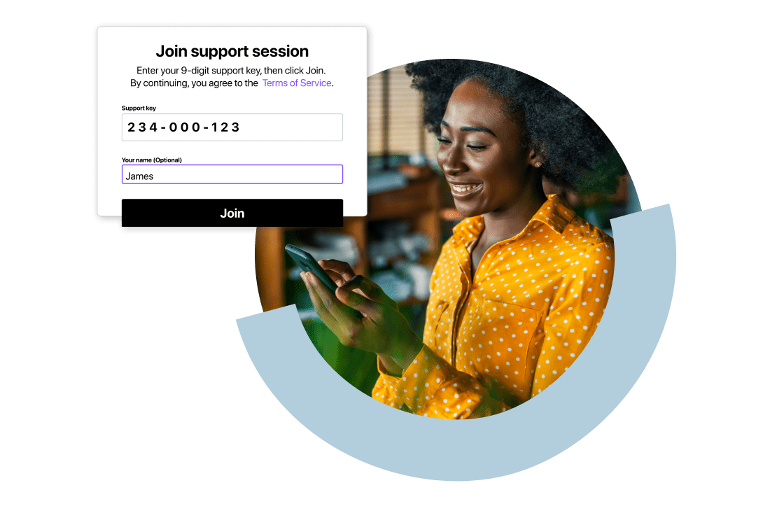 Young professional die naar een mobiele telefoon kijkt en glimlacht. Tevens een GoTo Resolve interface waaruit blijkt dat je vanaf elk apparaat kunt deelnemen aan een supportsessie.