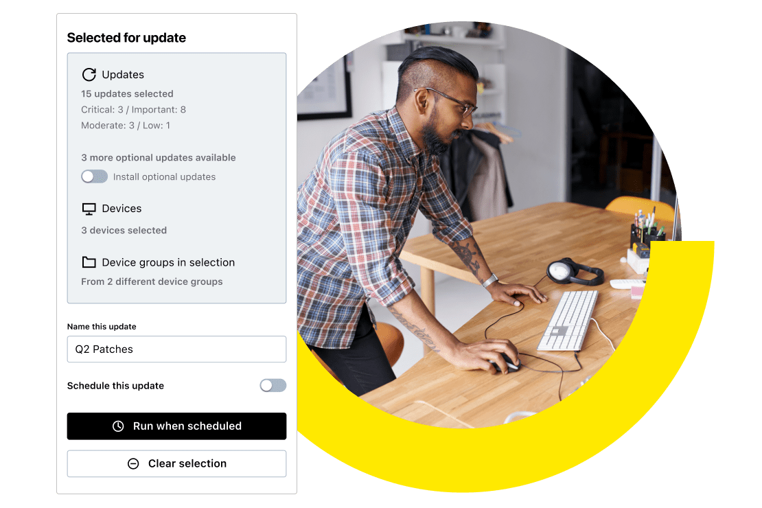 Afbeelding van een adviseur aan een bureau die IT-infrastructuur beveiligt met de functies voor monitoring en beheer op afstand (RMM) van Resolve.