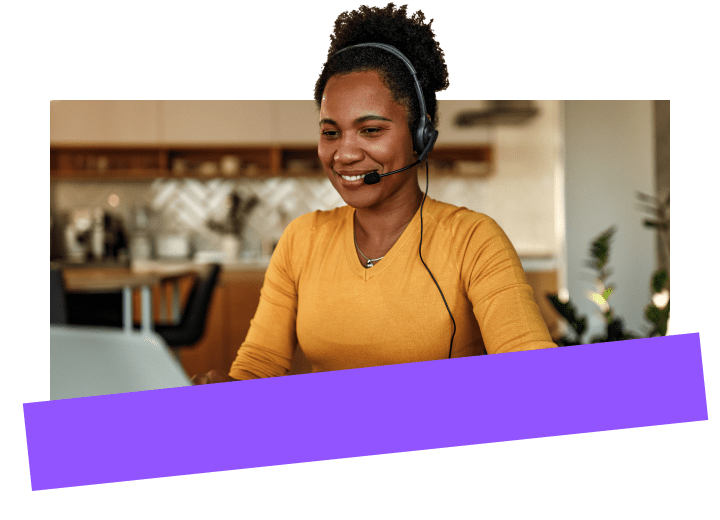Professionnelle utilisant le système d'IA de GoTo Resolve pour gagner du temps pendant son travail.