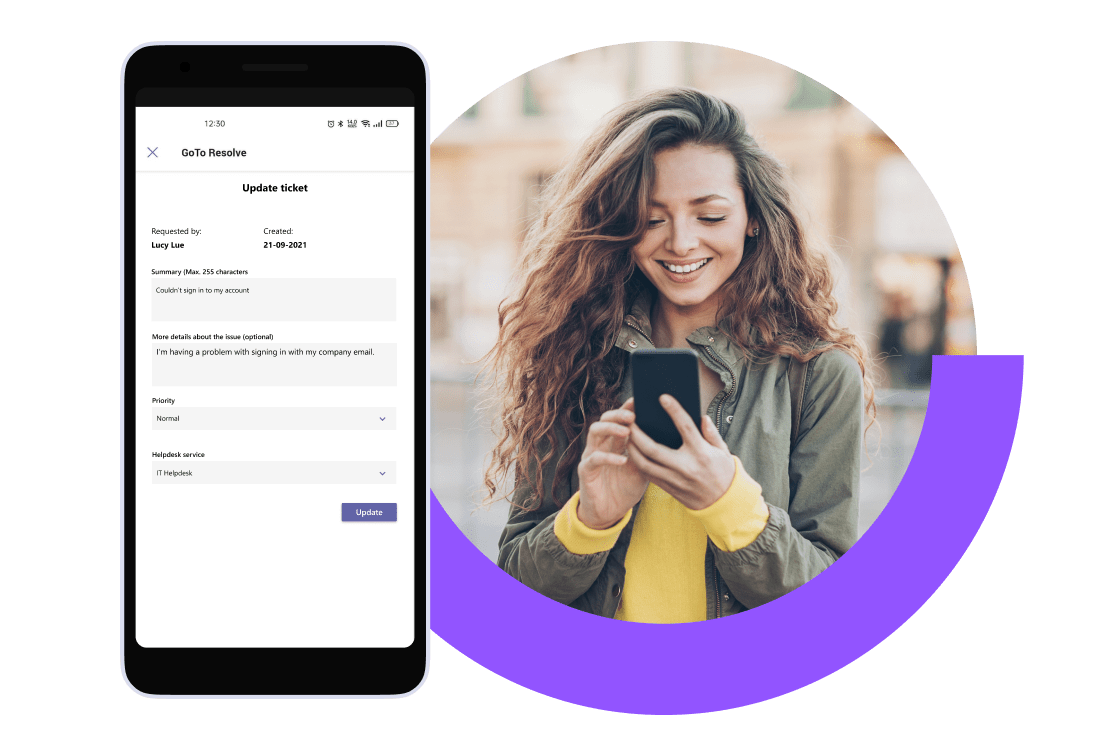 Femme soumettant un ticket depuis son téléphone.