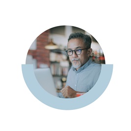 Man die taken automatiseert met de software voor monitoring en beheer op afstand van GoTo Resolve.