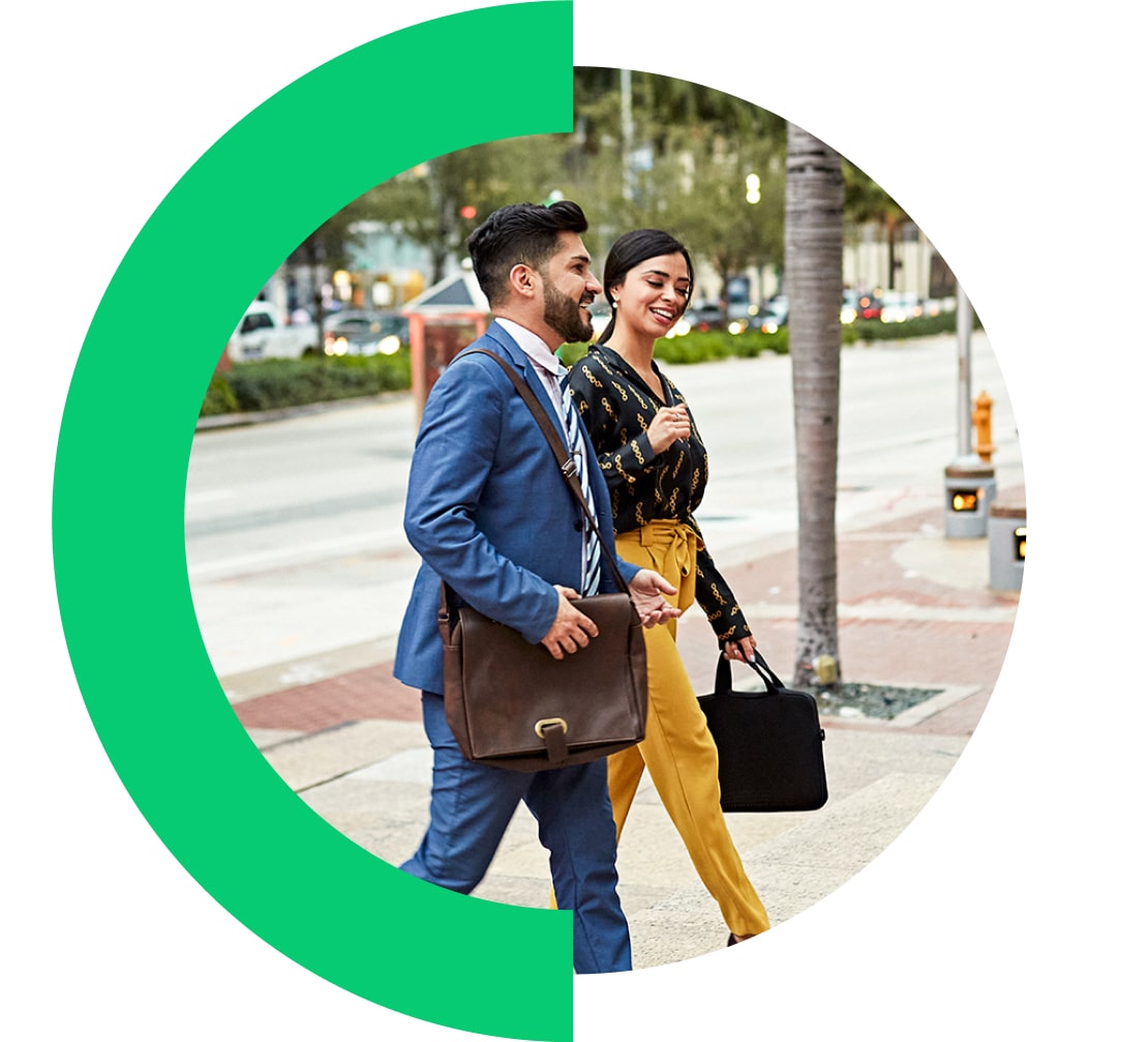 Lavoratori professionisti che camminano e fanno conversazione all’aperto.