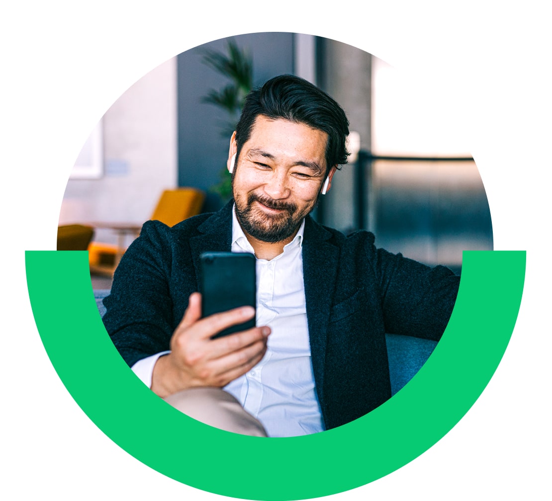 Uomo che fa una videochiamata con GoTo mentre è in viaggio.