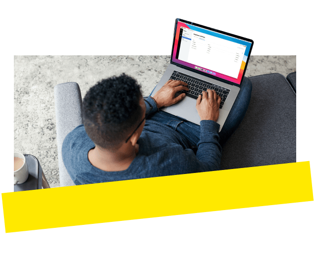 Uomo che utilizza GoTo Admin sul suo computer.