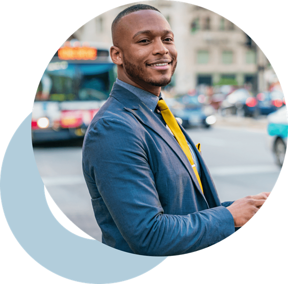 Homme d’affaires qui sourit dans un environnement urbain.