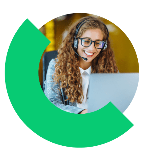 Iemand die in een kantoor gebruikmaakt van zakelijke communicatiesoftware op een laptop.