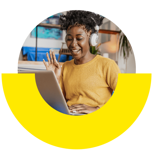 Personne à son domicile utilisant des outils de collaboration professionnelle sur son ordinateur portable.