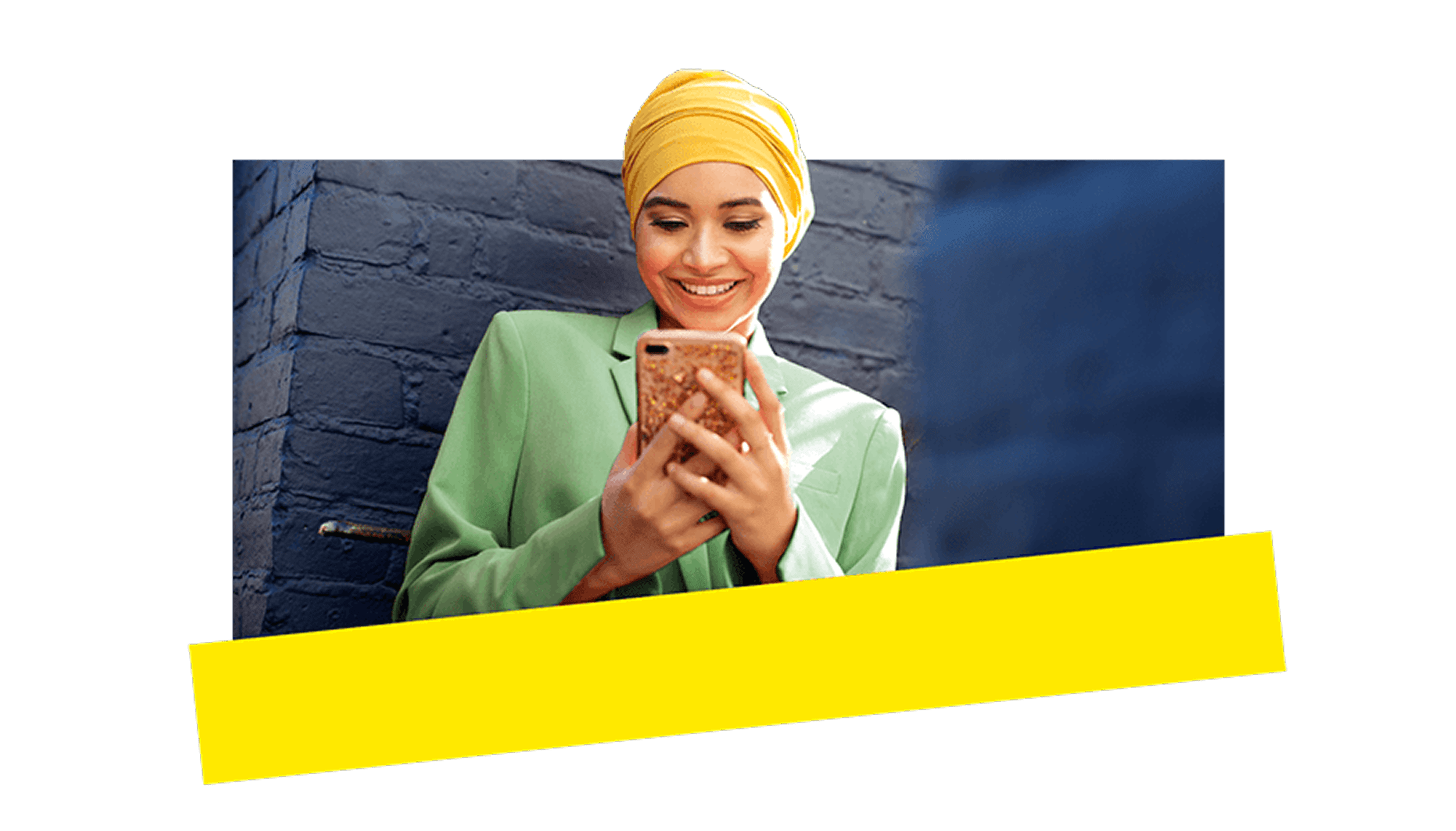 Jovem profissional usando a IA do GoTo Connect no celular para se comunicar com clientes sem complicação.