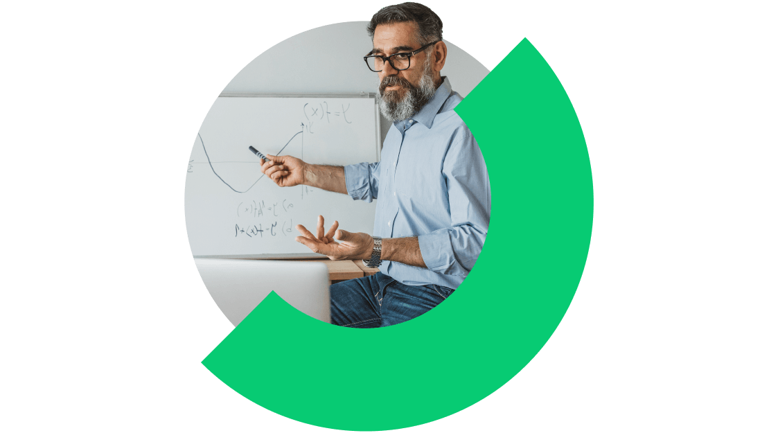 Un insegnante che tiene un corso online utilizzando GoTo Connect per un apprendimento virtuale costante.