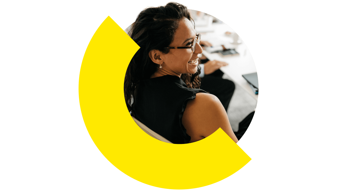 Un amministratore scolastico che gestisce ambienti di apprendimento virtuale per insegnanti e studenti utilizzando GoTo Connect in modo efficace.