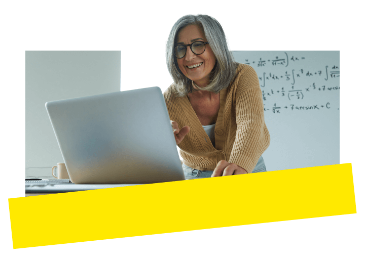 Un insegnante che tiene una lezione virtuale tramite un computer portatile utilizzando GoTo Connect.