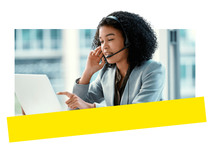 Een overheidsvertegenwoordiger communiceert effectief met het team met behulp van GoTo Connect via meerdere kanalen.