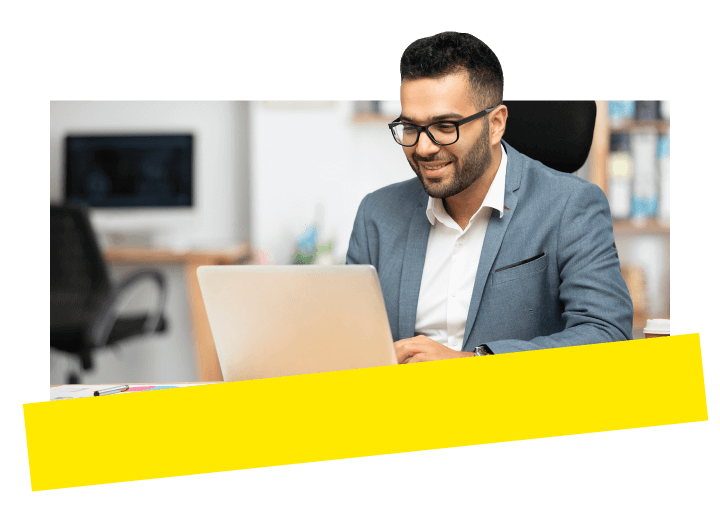 Een ambtenaar beheert vragen van burgers naadloos met behulp van de AI-tools in GoTo Connect.