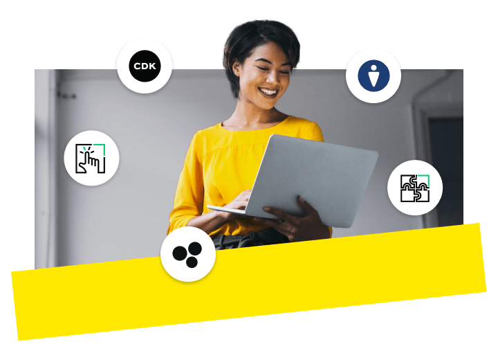Une administratrice gouvernementale qui gère son CRM de fluide et sécurisée à l'aide de GoTo Connect.