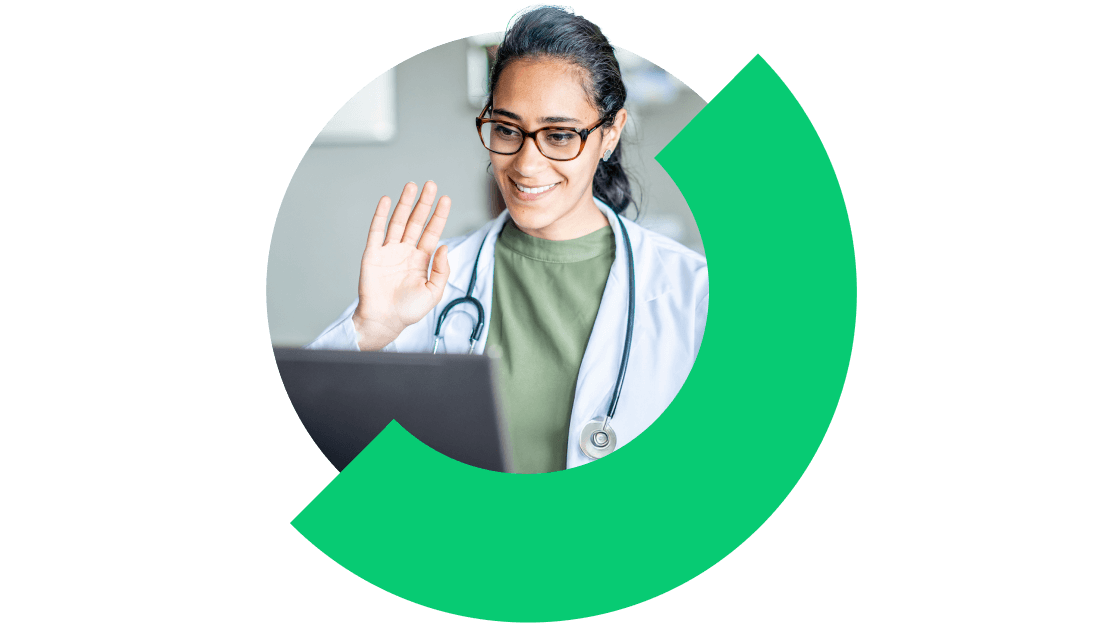 Een arts die zorg verleent en virtuele follow-ups uitvoert met haar patiënt.