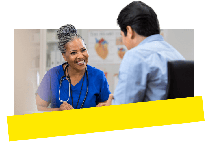 Il responsabile di uno studio medico discute con un operatore sanitario, utilizzando GoTo Connect integrato con le cartelle cliniche.