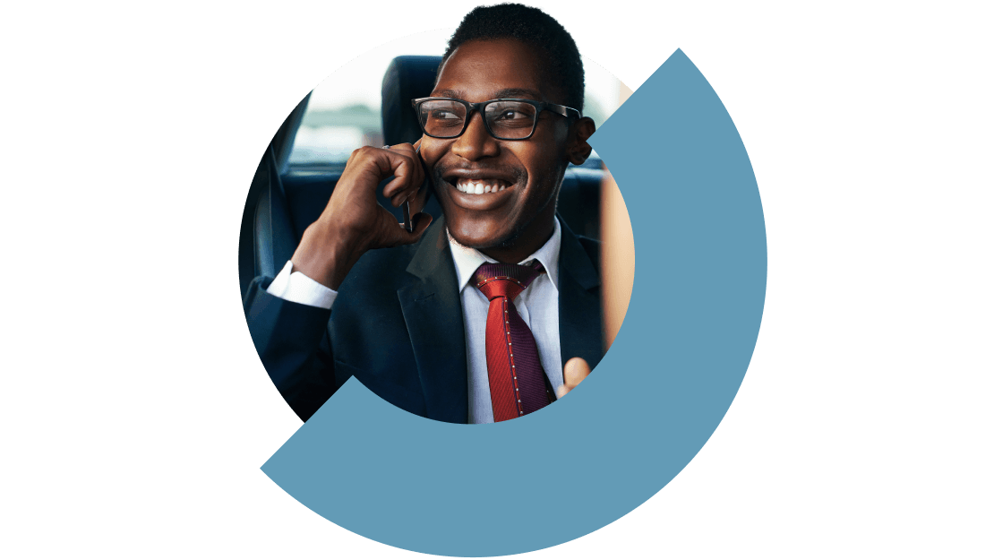 Advocaat die een virtuele discussie voert in een auto om op de hoogte te blijven van belangrijke updates.