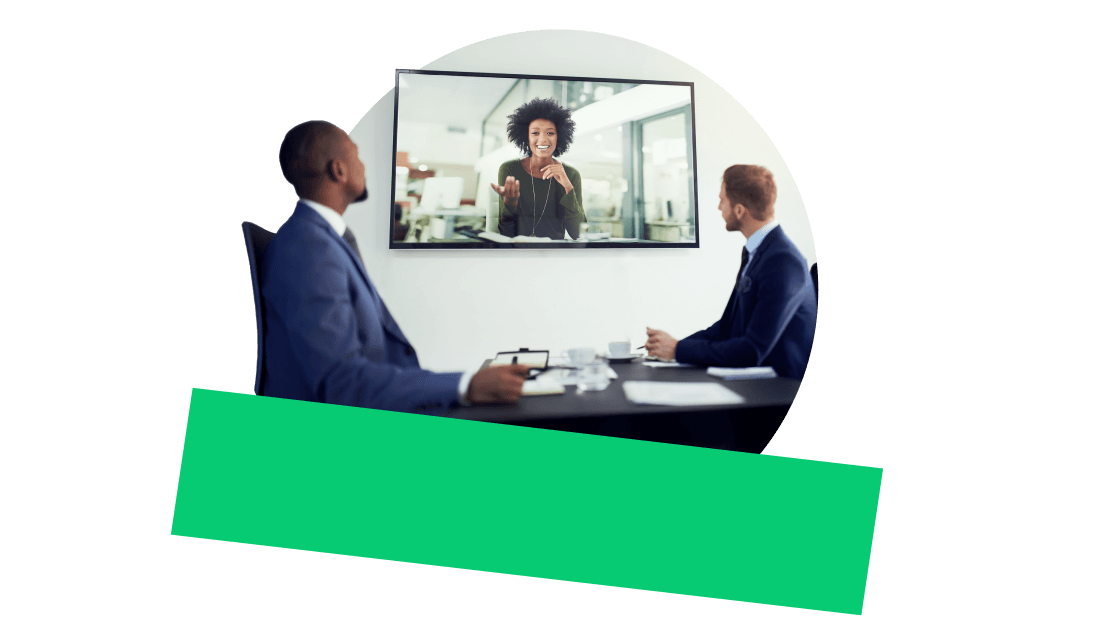 Assistant juridique partageant les informations d'un dossier en ligne en toute sécurité avec l'équipe juridique pour une collaboration transparente.