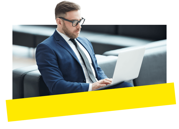 Un avvocato che utilizza un computer portatile per coordinare e collaborare efficacemente con il team legale.