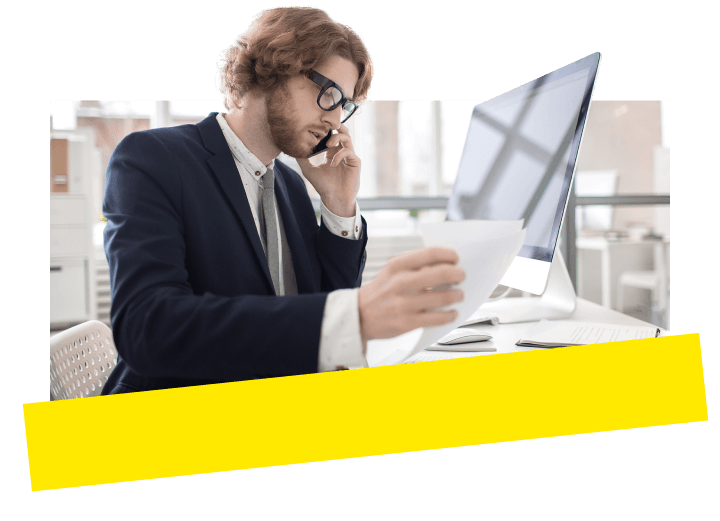 Un paralegale sta interagendo con il suo cliente senza problemi utilizzando GoTo Connect per una comunicazione efficiente.