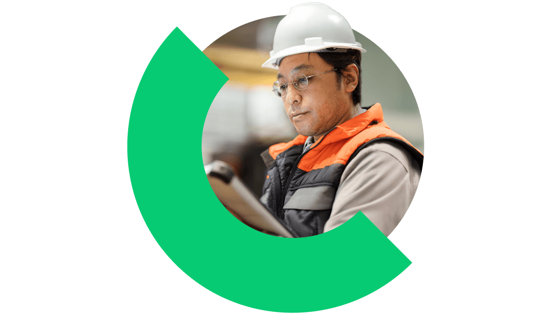 Un gestionnaire des opérations du secteur manufacturier rationalise la production et optimise les flux de travail.