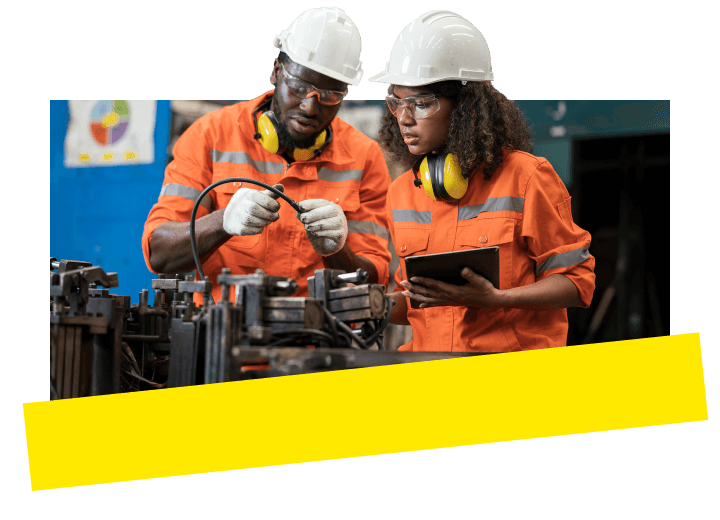 Deux ingénieurs vérifient le respect des cotes pour un système de fixation avec leur responsable de production à l'aide de GoTo Connect.