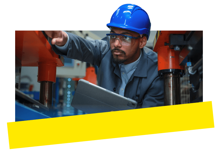 Engenheiro usando o GoTo Connect para colaborar ao vivo com um fornecedor para fazer uma configuração precisa nas máquinas.