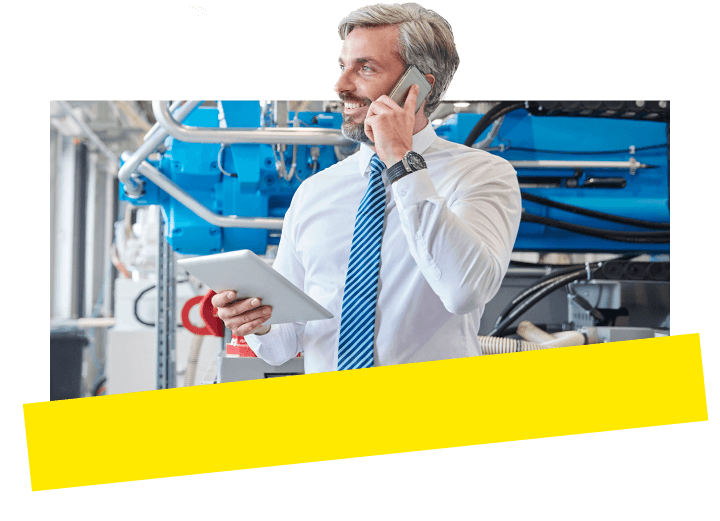 Een operations manager maakt gebruik van door AI gestuurde inzichten en realtime communicatietools om te coördineren met het team en de workflow te optimaliseren.