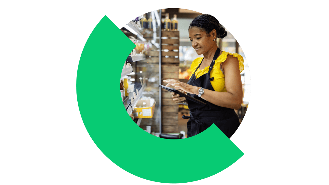 Un chef d'entreprise qui utilise GoTo Connect pour rationaliser les interactions avec les clients et favoriser la fluidité au sein de son équipe grâce à une plate-forme de communications unifiées.