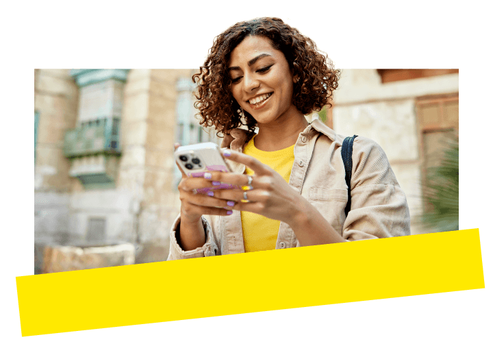 Cliente mulher encantada com o atendimento da loja por conta da alta capacidade de resposta e disponibilidade ininterrupta.