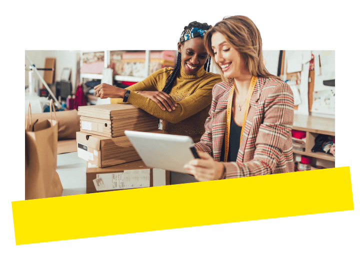 Dois empresários gerenciando seu negócio com tranquilidade usando as ferramentas de IA e os recursos de comunicação multicanal do GoTo Connect.